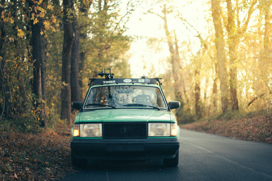 Tableau de bord de voiture moderne avec écran connecté montrant diverses fonctionnalités et accessoires high-tech compatibles, y compris un système de navigation, un kit mains libres et une caméra de recul.