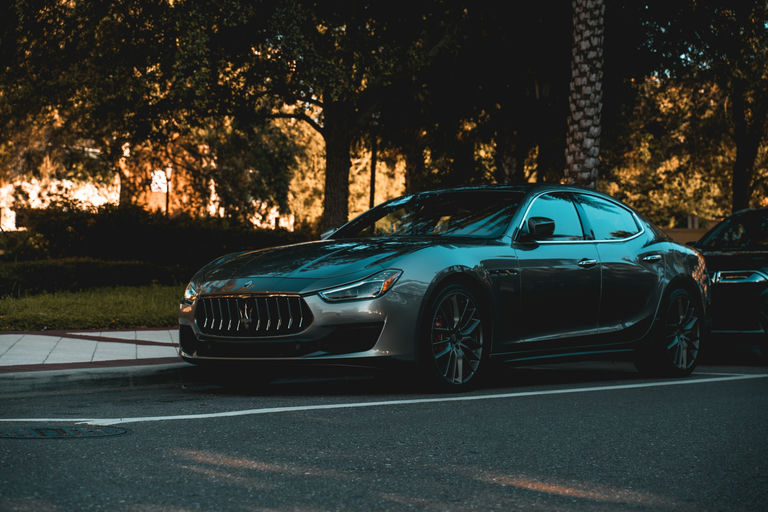 Vue aérienne d'une voiture équipée d'un écran connecté, symbolisant l'innovation en matière de technologie automobile et son impact sur l'environnement.