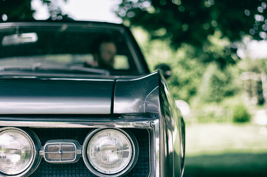 Tableau de bord de voiture moderne avec écran connecté intégrant les technologies CarPlay d'Apple, Android Auto de Google et la reconnaissance vocale, illustrant une tendance majeure dans l'évolution récente de la technologie automobile.