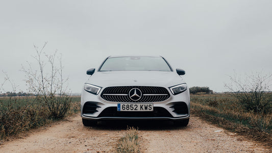 Écran connecté de voiture affichant Android Auto et CarPlay, symbole de la transformation de l'expérience de conduite moderne grâce à la technologie.