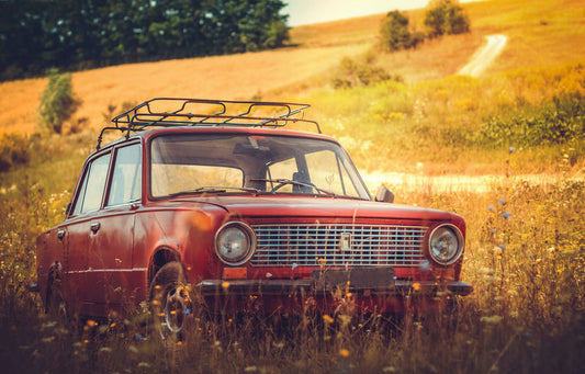 Tableau de bord d'une voiture moderne avec écran connecté affichant diverses applications intégrées pour améliorer l'expérience de conduite