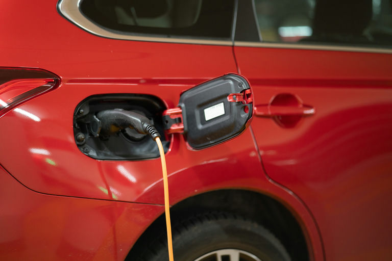 Ecran connecté de voiture affichant diverses alertes de conduite pour la sécurité routière, y compris un capteur de fatigue du conducteur et des informations sur le système d'assistance à la conduite semi-autonome.