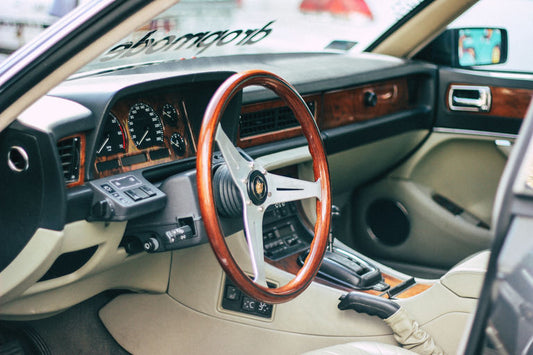 Tableau de bord de voiture moderne avec écran connecté affichant des informations de navigation, de sécurité et sur l'état du véhicule.