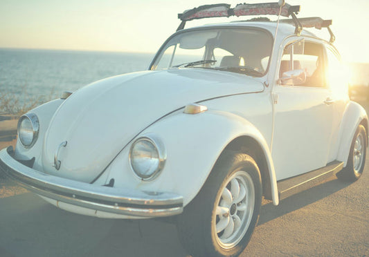 Tableau de bord de voiture moderne montrant un grand écran connecté avec système d'infodivertissement, fonctionnalités d'intelligence artificielle, réalité augmentée et technologie de surveillance de voiture électrique.