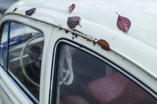 Écran tactile intégré dans le tableau de bord d'une voiture moderne montrant plusieurs applications populaires comme Google Maps et Spotify, symbolisant la connectivité et l'intégration technologique avancée dans la conduite automobile.