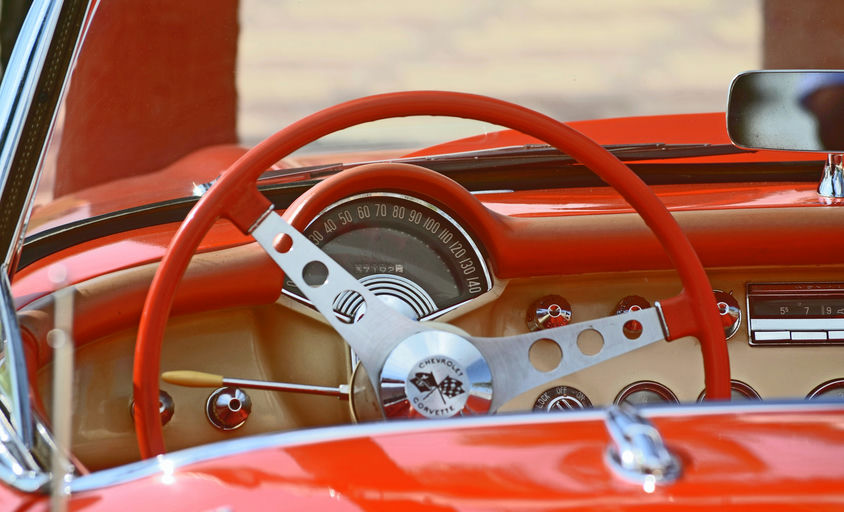 Écran tactile connecté intégré dans le tableau de bord d'une voiture présentant diverses fonctionnalités telles que GPS, apps de musique et appels téléphoniques, symbolisant les tendances technologiques de l'industrie automobile.