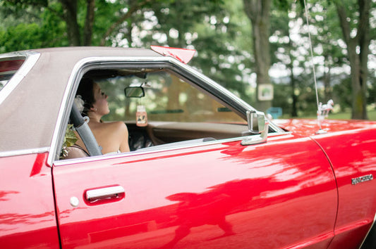 Écrans connectés pour voitures modernes avec fonctionnalités tactiles infrarouges, interface utilisateur vocale, connectivité sans fil pour CarPlay et Android Auto, et technologie d'affichage OLED.